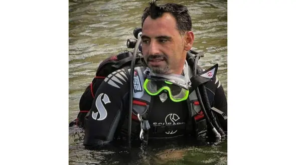 مردی که ۸۴ روز در آبهای خلیج فارس زندگی کرد / او یک مرد گینسی است + عکس