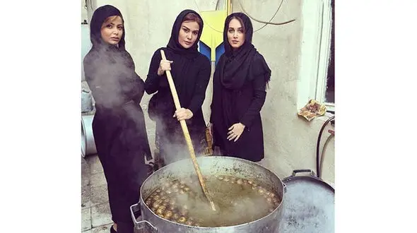 رز رضوی و دوستان پای دیگ نذری! +عکس 