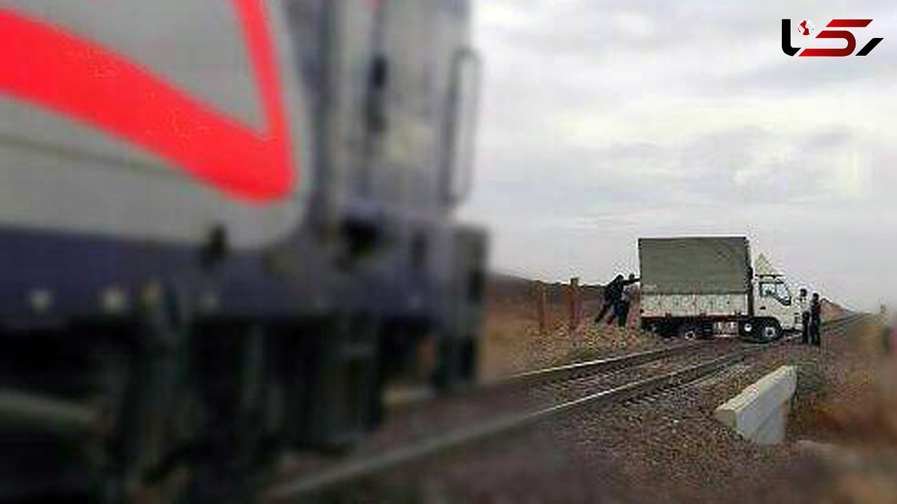 هوشیاری راننده قطار از تصادف در کاشان جلوگیری کرد+عکس