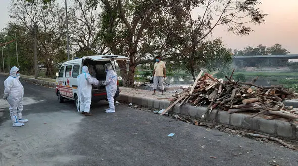 انداختن اجساد بیماران کرونایی به داخل رودخانه + عکس