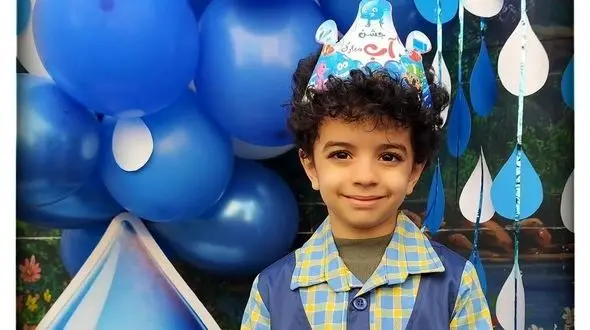 فیلم/ نگاهی به جشن آب پرطمطراق مهدیار کلایی، پسر محسن تنابنده، بازیگر سریال پایتخت در مدرسه ابتدایی/ چیدمان میز با کیک فوندانتی و ریسه های قطرات آب با تم آبی