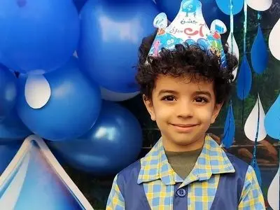 فیلم/ نگاهی به جشن آب پرطمطراق مهدیار کلایی، پسر محسن تنابنده، بازیگر سریال پایتخت در مدرسه ابتدایی/ چیدمان میز با کیک فوندانتی و ریسه های قطرات آب با تم آبی