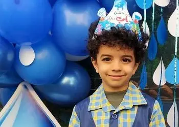 فیلم/ نگاهی به جشن آب پرطمطراق مهدیار کلایی، پسر محسن تنابنده، بازیگر سریال پایتخت در مدرسه ابتدایی/ چیدمان میز با کیک فوندانتی و ریسه های قطرات آب با تم آبی