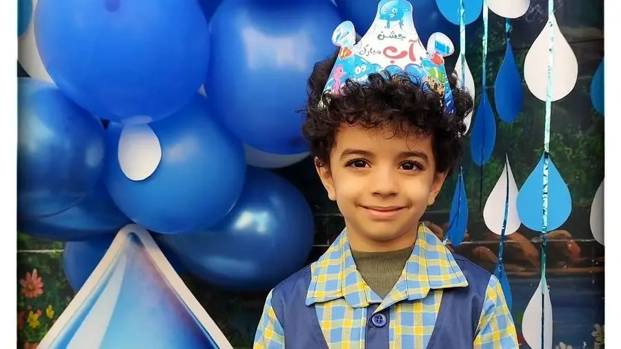 نگاهی به جشن آب پرطمطراق مهدیار کلایی، پسر محسن تنابنده، بازیگر سریال پایتخت در مدرسه ابتدایی/ چیدمان میز با کیک فوندانتی و ریسه های قطرات آب با تم آبی