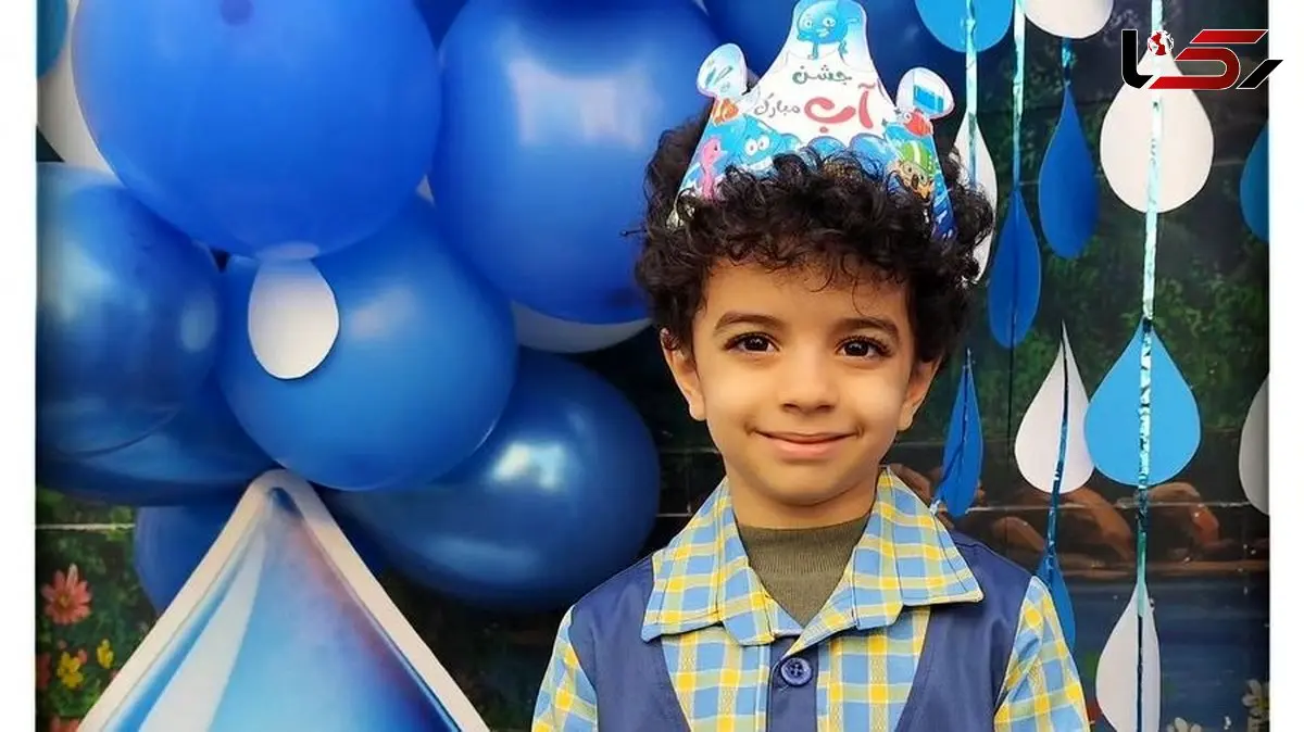 فیلم/ نگاهی به جشن آب پرطمطراق مهدیار کلایی، پسر محسن تنابنده، بازیگر سریال پایتخت در مدرسه ابتدایی/ چیدمان میز با کیک فوندانتی و ریسه های قطرات آب با تم آبی