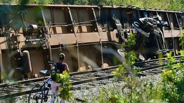 ببینید / تصاویری جدید از خروج یک قطار دیگر از ریل در آمریکا + فیلم