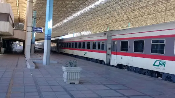 تاخیر قطار یزد - تهران و بلاتکلیفی مسافران