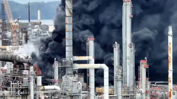 آتش‌سوزی در پالایشگاه مارتینز/ تخلیه اضطراری به دلیل مواد سمی
