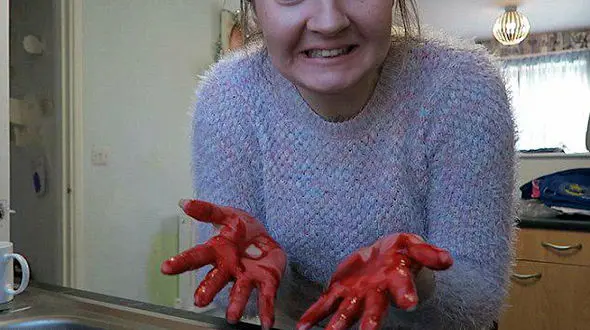 شوخی وقیحانه  مادر جوان با پسر بی جنبه اش+ فیلم