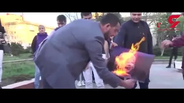 لحظه آتش زدن  عکس‌های ترامپ، ترزامی و مکرون در روسیه + فیلم