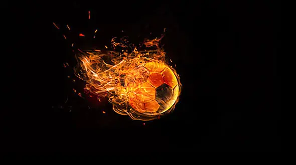 ببینید / حرکت جنون‌آمیز یک جوان؛ ریختن بنزین روی توپ و زدن ضربه سر!