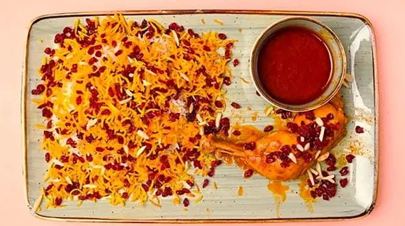 طرز تهیه زرشک پلو با مرغ با هویج و فلفل دلمه ای + عکس مراحل پخت