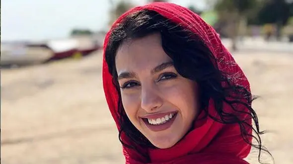 خنده زیبای بازیگر جوان در روز جهانی خنده
