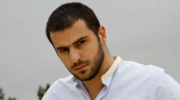 علی ضیاء مجری خبرساز ایرانی: مسائلی است که اذیتم می کند ولی... 