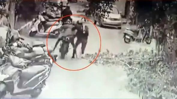 فیلم لحظه درگیری پلیس با دو موبایل قاپ!