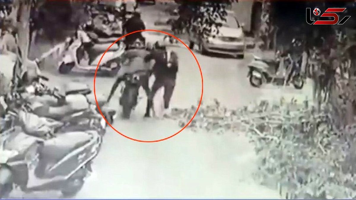فیلم لحظه درگیری پلیس با دو موبایل قاپ!