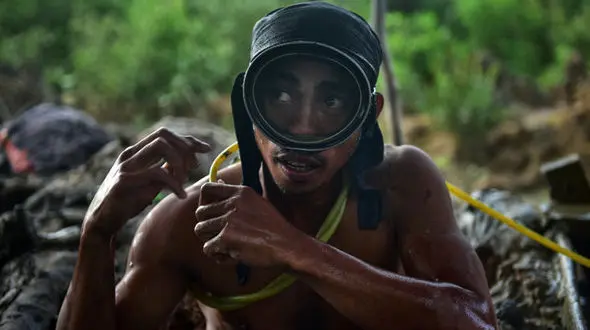 کارگرانی که برای یافتن طلا به عمق زمین می روند+ تصاویر