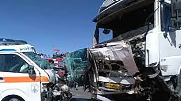 تصادف هولناک تریلر با آمبولانس اورژانس در مهریز / مسعود غفورزاده راهی بیمارستان شد