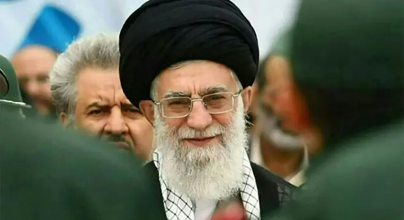 سفر در زمان / لبخند رهبر شهید انقلاب هنگام اعطا نشان فتح به سردار شهید حاجی‌زاده / در این قاب عکس همه سرداران شهید شده اند