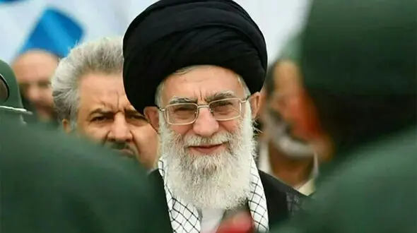 سفر در زمان / لبخند رهبر شهید انقلاب هنگام اعطا نشان فتح به سردار شهید حاجی‌زاده / در این قاب عکس همه سرداران شهید شده اند