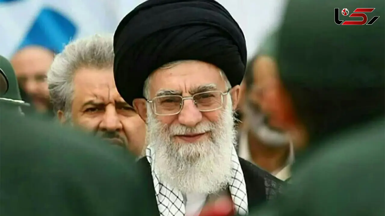 سفر در زمان / لبخند رهبر شهید انقلاب هنگام اعطا نشان فتح به سردار شهید حاجی‌زاده / در این قاب عکس همه سرداران شهید شده اند
