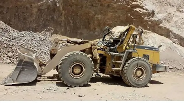  مرگ دردناک راننده لودر معدن چلاو آمل / سنگ بزرگ راننده و لودر را پرس کرد + عکس