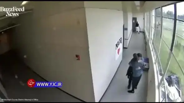 خلع سلاح دانشجوی مسلح با آغوش مربی + فیلم / آمریکا