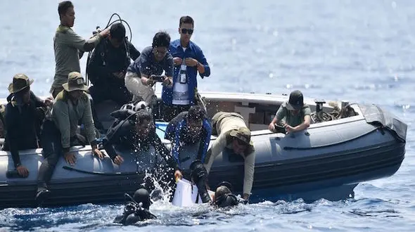 کشف اجساد ۷۳ مسافر هواپیمای اندونزی 