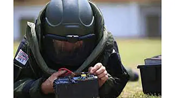 ببینید / لحظه هولناک انفجار بمب جاساز شده در موتورسیکلت مقابل چشم متخصص خنثی‌سازی! + فیلم