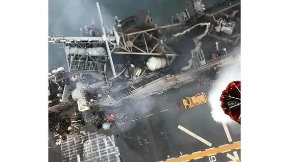 عکس های هوایی از عمق آتش سوزی در ناو هواپیمابر امریکایی 