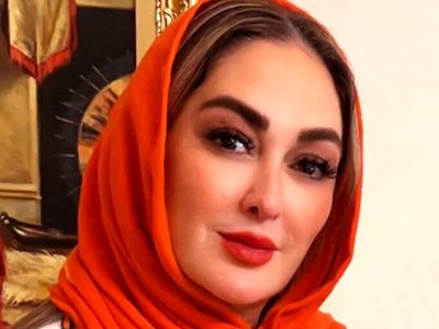 نگاهی به استایل منحصر به فرد الهام حمیدی در مزون لباس مطرح + ویدیو / مانتویی سفید با طراحی گل‌های برجسته و حس ناب مدلینگ
