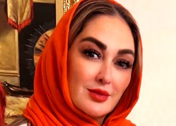 نگاهی به استایل منحصر به فرد الهام حمیدی در مزون لباس مطرح + ویدیو / مانتویی سفید با طراحی گل‌های برجسته و حس ناب مدلینگ