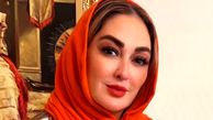 نگاهی به استایل منحصر به فرد الهام حمیدی در مزون لباس مطرح + ویدیو / مانتویی سفید با طراحی گل‌های برجسته و حس ناب مدلینگ