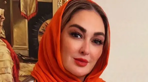 نگاهی به استایل منحصر به فرد الهام حمیدی در مزون لباس مطرح + ویدیو / مانتویی سفید با طراحی گل‌های برجسته و حس ناب مدلینگ