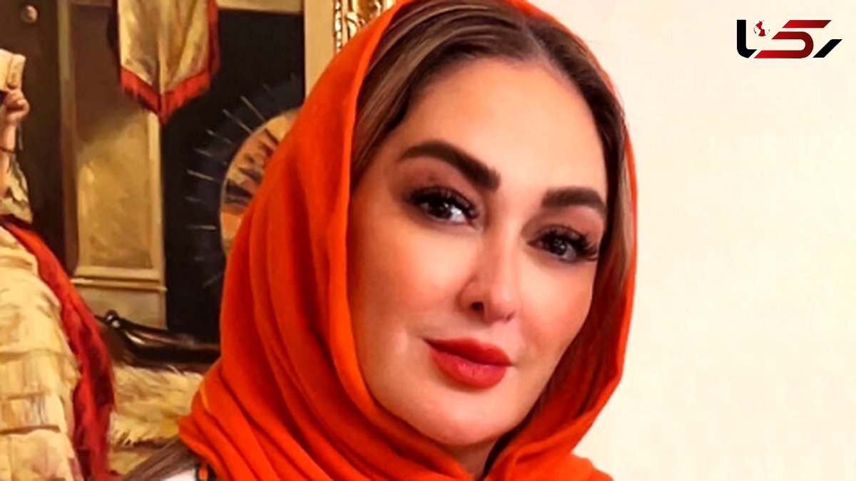 نگاهی به استایل منحصر به فرد الهام حمیدی در مزون لباس مطرح + ویدیو / مانتویی سفید با طراحی گل‌های برجسته و حس ناب مدلینگ