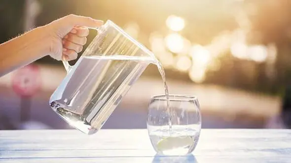 از نوشیدن آب گرم غافل نشوید