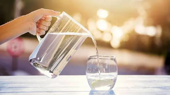 از نوشیدن آب گرم غافل نشوید