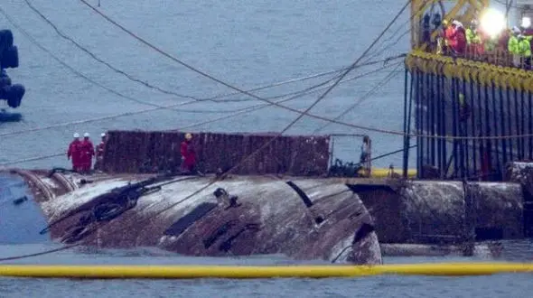 لاشه کشتی مرگ بالاخره بیرون کشیده شد / 304 دانش آموز داخل این کشتی جان سپردند +تصاویر 