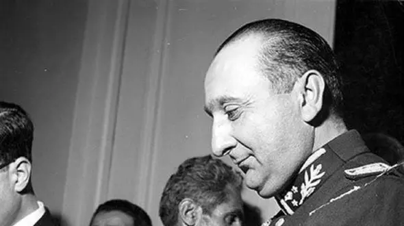 عکس سفر در زمان / «نصیری، رئیس سوم ساواک» در کنار همسر جوان و بچه هایش /  دهه 50