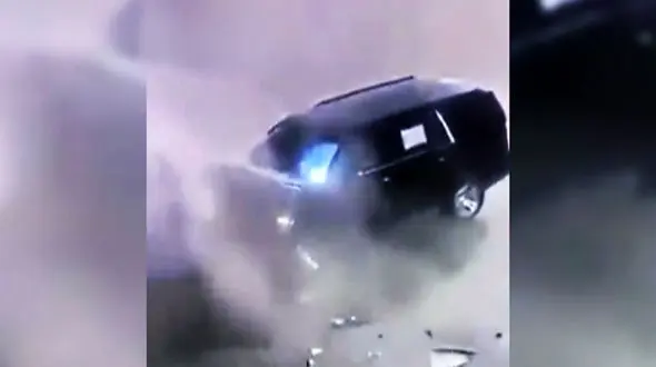 تصادف خودرو با مخزن زباله حین فیلمبرداری کردن راننده با موبایل + فیلم