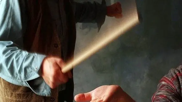 تنبیه هولناک دانش‌آموز همدانی توسط معلم جغرافیا / پسربچه زیر مشت های معلم بیهوش شد