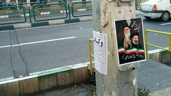 بازداشت  پخش کنندگان  ‎پوسترهای جنجالی در میدان انقلاب / پشت پرده چه بود! + عکس ها