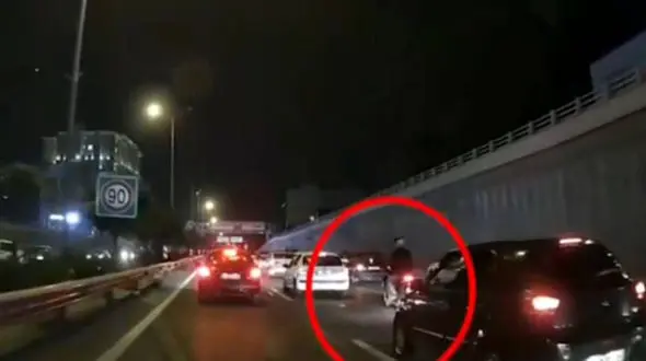 شناسایی دزدان گوشی راننده زن در اتوبان نیایش + فیلم لحظه سرقت