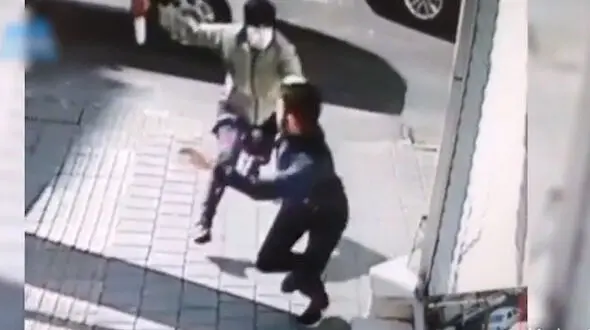 فیلم لحظه دماغ سوز شدن دزد نقابداردر حمله به پسر جوان