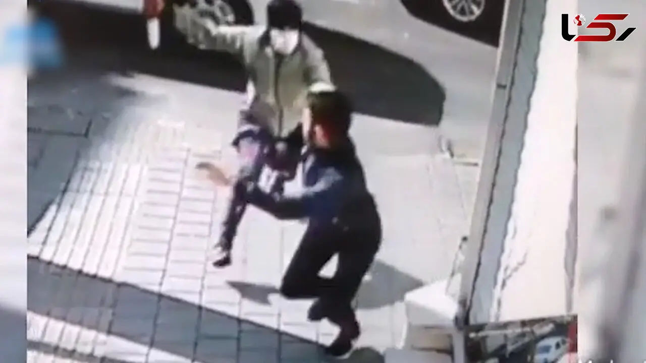 فیلم لحظه دماغ سوز شدن دزد نقابداردر حمله به پسر جوان