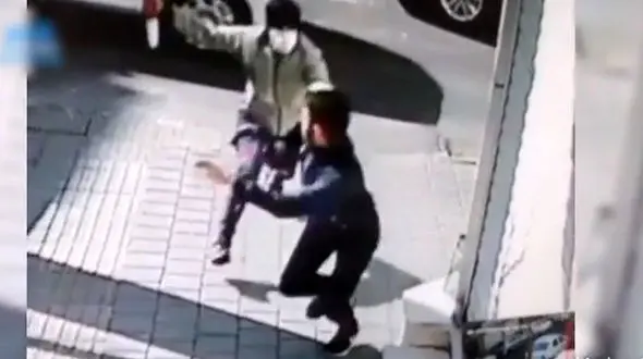 فیلم لحظه دماغ سوز شدن دزد نقابداردر حمله به پسر جوان