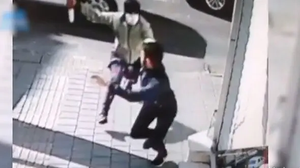 فیلم لحظه دماغ سوز شدن دزد نقابداردر حمله به پسر جوان