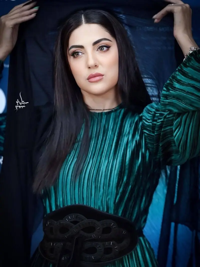 تیپ سبز و مشکی هلیا امامی در اکران سینمایی