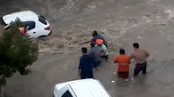 فیلم‌ دلهره آور از لحظه نجات بانوی زنجانی از سیل / آب خودروی او را برد + عکس
