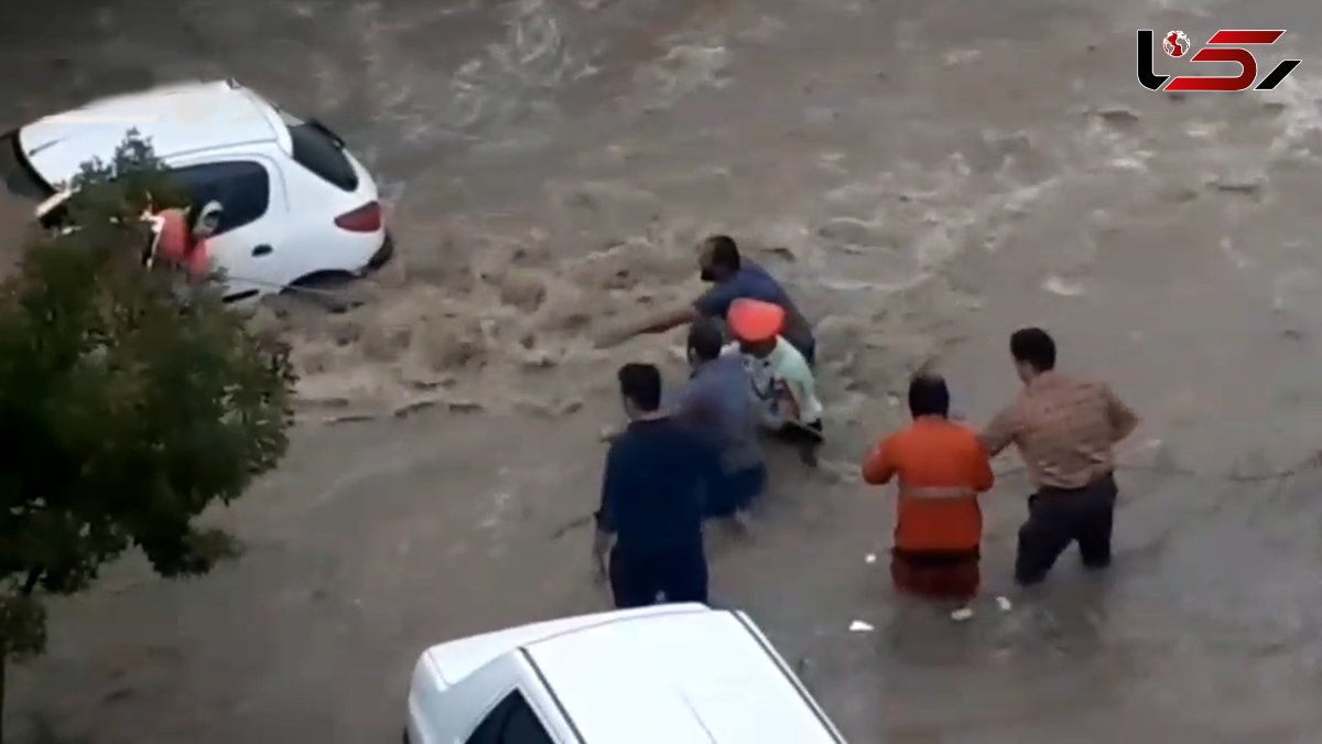 فیلم‌ دلهره آور از لحظه نجات بانوی زنجانی از سیل / آب خودروی او را برد + عکس